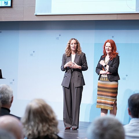 Landesrätinnen auf Podium