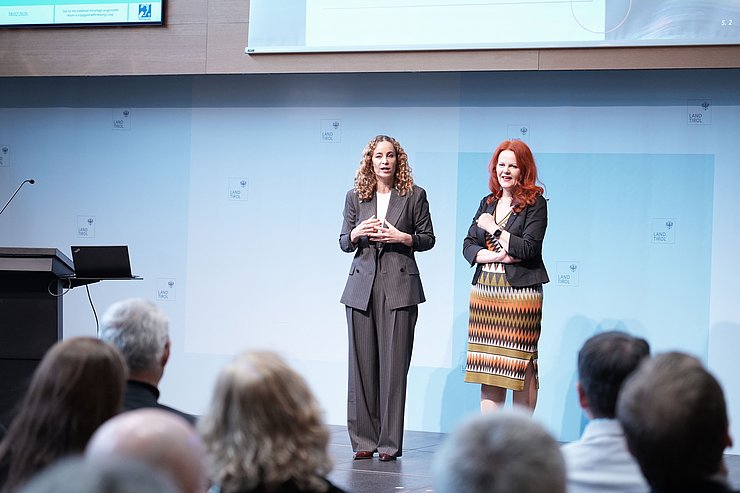 Landesrätinnen auf Podium