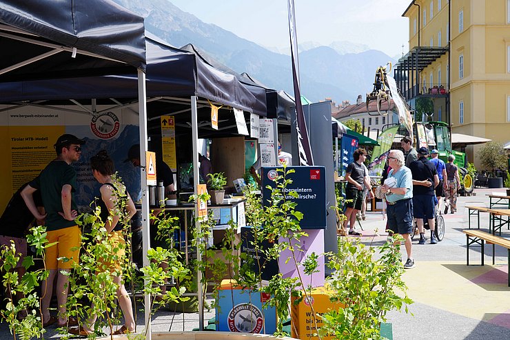 Blick auf Stände und Platz