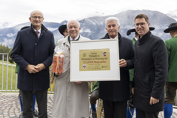 © Land Tirol/Die Fotografen LH a.D. Herwig van Staa wurde ebenfalls zum Botschafter der Friedensglocke ernannt - hier mit LH Anton Mattle, Josef Federspiel, Obmann des Freundeskreises der Friedensglocke im Alpenraum und Bürgermeister Christian Härting.
