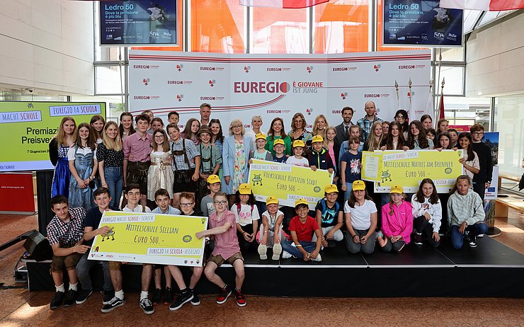 © Euregio/Matteo Rensi Gruppenfoto mit Schecks