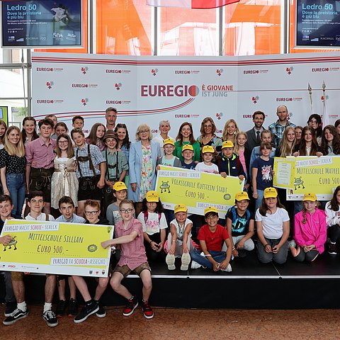 Gruppenfoto mit Schecks