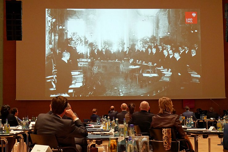 Der Gedenkakt wurde mit einem Film geschlossen, in dem Zeitdokumente - hier das Foto der Trauersitzung - der vergangenen 100 Jahre präsentiert wurden.