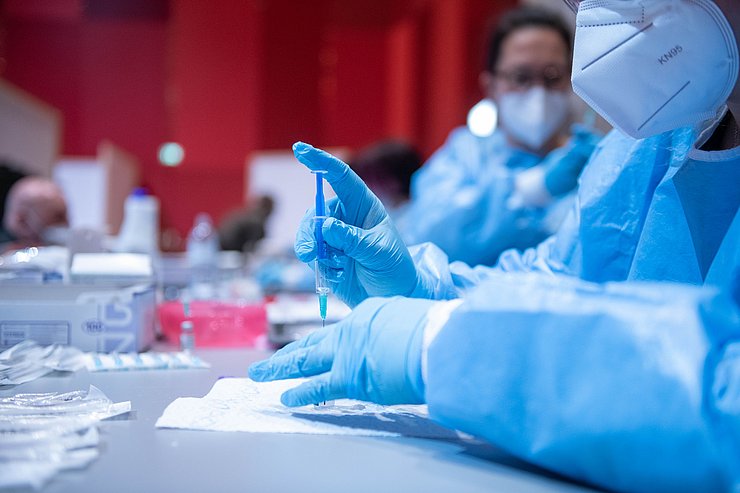 © Land Tirol/G.Berger In der Schwazer Impfstation stehen täglich rund 30 bis 40 Personen im Einsatz, darunter ÄrztInnen, diplomiertes Gesundheitspersonal sowie Verwaltungspersonal und weitere MitarbeiterInnen, um die Impfungen durchzuführen und die damit verbundene Logistik abzuwickeln.