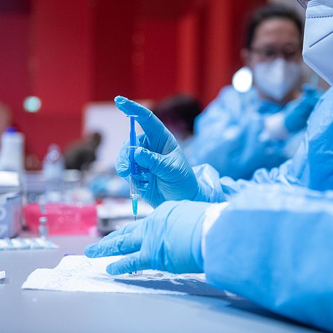 In der Schwazer Impfstation stehen täglich rund 30 bis 40 Personen im Einsatz, darunter ÄrztInnen, diplomiertes Gesundheitspersonal sowie Verwaltungspersonal und weitere MitarbeiterInnen, um die Impfungen durchzuführen und die damit verbundene Logistik abzuwickeln.