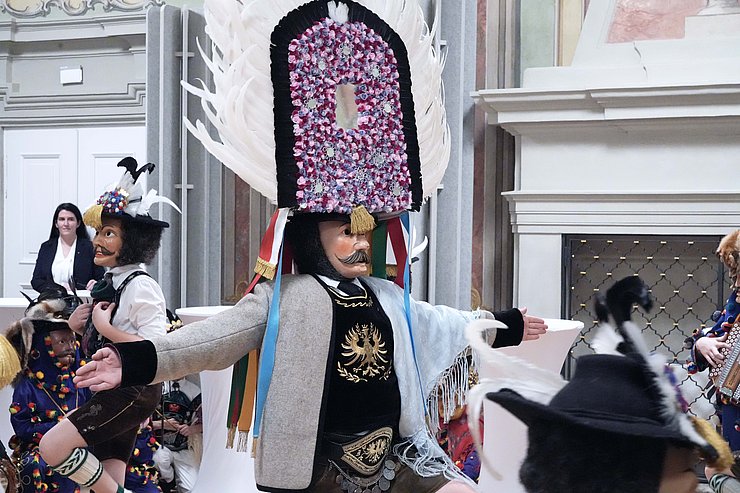 Der sogenannte Spiegeltuxer tanzt ebenfalls.