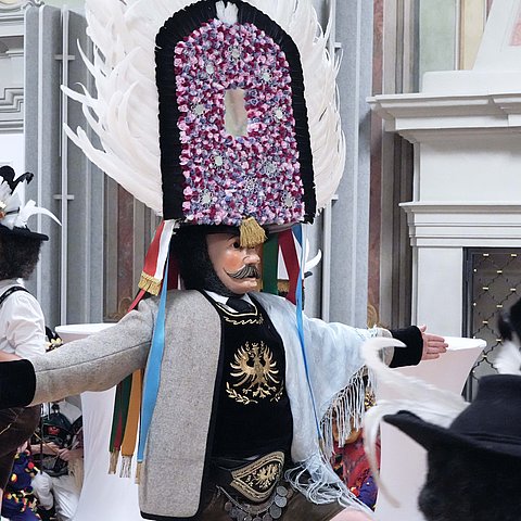 Der sogenannte Spiegeltuxer tanzt ebenfalls.