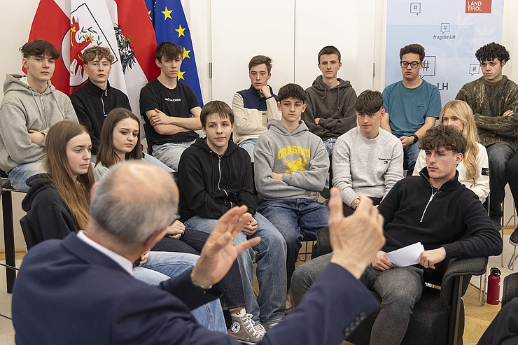 © Land Tirol/Die Fotografen Mehrere Menschen reden miteinander.