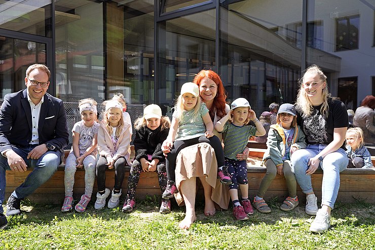 © Land Tirol/Neuner Abschließend ging es in den Kindergarten Sellrain – dort werden in den Sommerwochen Kinder aus dem gesamten Sellraintal betreut (rechts im Bild: Kindergartenleiterin Johanna Schlögl).