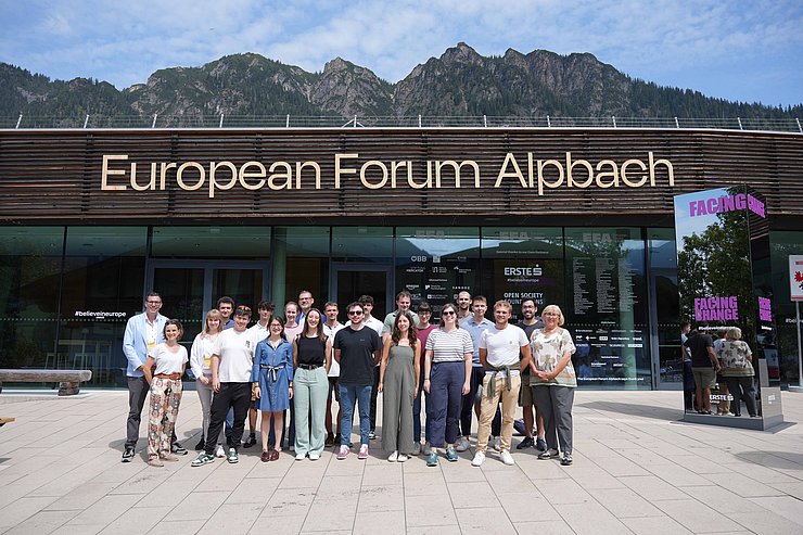 Gruppenfoto vor Gebäude des EFA