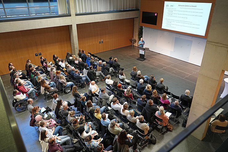 © Land Tirol/Reiter Blick von oben auf voll besetzten Saal