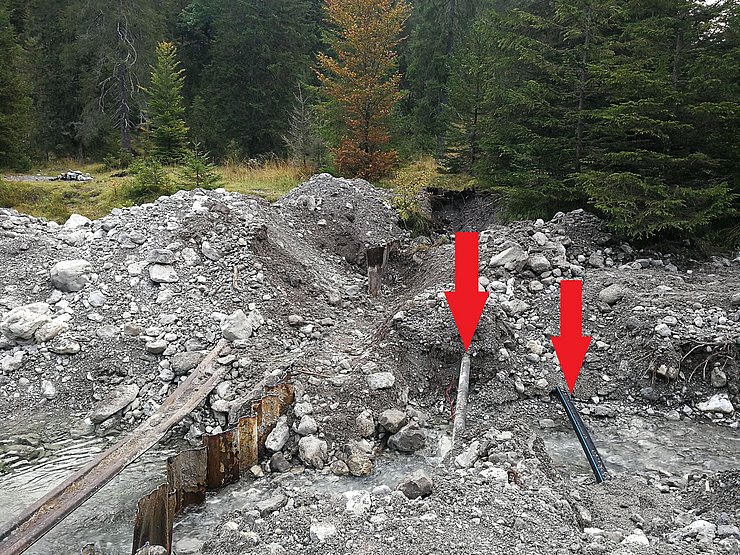 Die alte Spundwand wurde abgetragen, die Wasserleitung (rote Pfeile) wurde in diesem Bereich neu verlegt.