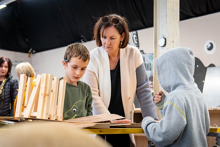 © Tiroler Landtag/Christanell Bei den "erfinderkindern" werden praktische Fertigkeiten mit theoretischem Input verknüpft.