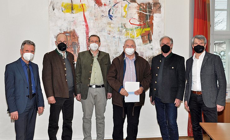 © Land Tirol/Daberto Von links: Bezirkshauptmann Christoph Platzgummer, Bezirksjägermeister Michael Lamprecht, Hegemeisterstellvertreter Helmut Mauracher, Alt-Hegemeister Othmar David, der neue Hegemeister Franz Egger und der Jagdreferent der BH Kufstein, Anton Schlemaier.