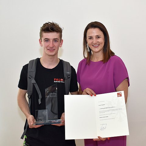 Arbeits- und Jugendlandesrätin Astrid Mair gratuliert Laurin Kapeller zum"Lehrling des Monats Juni 2024".