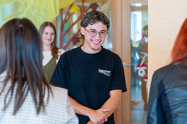 Der 21-jährige Fabian Bartl absolvierte seinen Zivildienst im Kindergarten des Kinderkompetenzzentrums Telfs – dort zeichnete er sich durch sein besonderes Engagement aus.