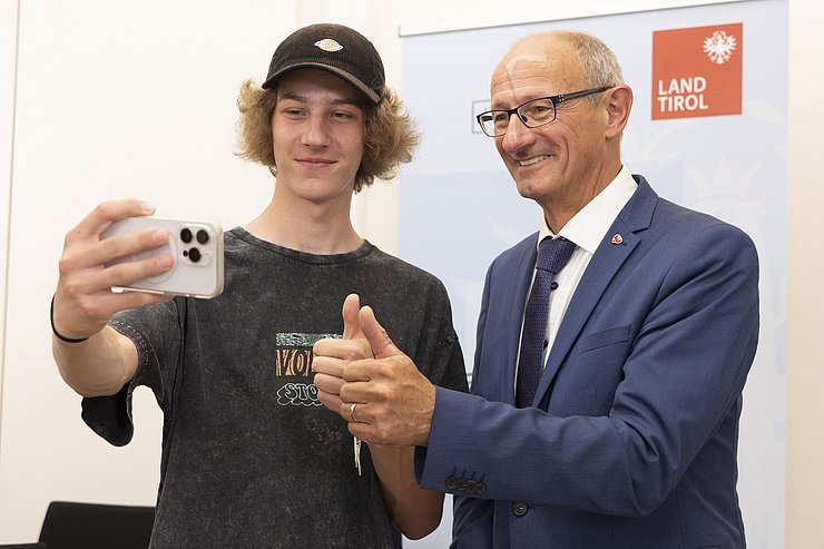 Anton Mattle macht ein Selfie mit einem Schüler.