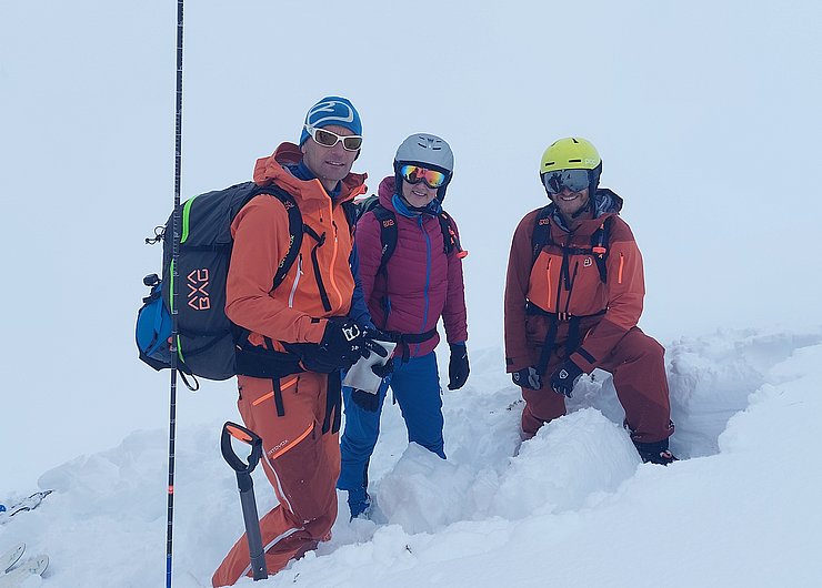 © Land Tirol/Brandhuber Patrick Nairz und Norbert Lanzanasto vom Lawinenwarndienst des Landes Tirol mit Landesrätin Astrid Mair bei der Arbeit im alpinen Gelände.