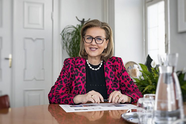 © Land Tirol/Springer LRin Zoller-Frischauf: „Das Land Tirol begrüßt das geplante Paket des Bundes zum Breitbandausbau. Diese zusätzlichen Investitionen kommen insbesondere unserer Tiroler Wirtschaft zugute – die Gemeinden sind der Motor für eine rege Bautätigkeit in den kommenden Jahren. Ich möchte mich an dieser Stelle ausdrücklich bei der zuständigen Bundesministerin Elisabeth Köstinger für die Bereitstellung dieser weiteren Fördermittel bedanken.“