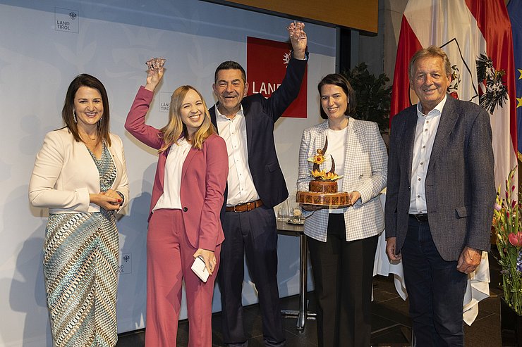 Von links nach rechts Arbeits- und Jugendlandesrätin Astrid Mair, "Lehrling des Jahres 2023" Anna Eliskases, Firmenchef Thomas Karl Müller (TKM Werbung-Events-Fotografie); Barbara Thaler (Präsidentin Wirtschaftskammer Tirol) und Erwin Zangerl (Präsident Arbeiterkammer Tirol). 