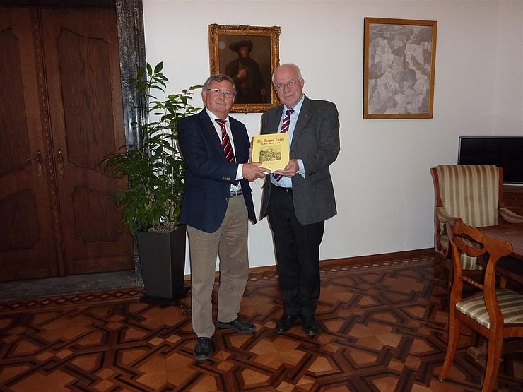 © Landtagsdirektion– Abdruck honorarfrei Meinrad Pizzinini und Landtagspräsident Herwig van Staa