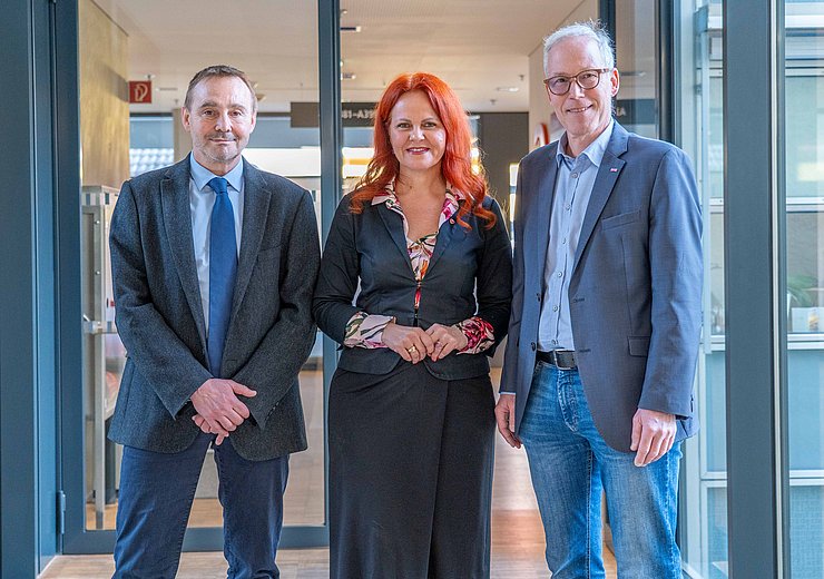 © Land Tirol/Hörmann Stellten den Regionalen Strukturplan Gesundheit (RSG) 2030 vor (v. l.): Gerhard Fülöp (Gesundheit Österreich GmbH), Gesundheitslandesrätin Cornelia Hagele und Bernhard Achatz (LSA-Vorsitzender ÖGK in Tirol).