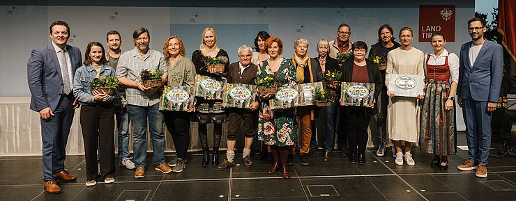 © Tiroler Bildungsforum/Hörtnagl Die Ausgezeichneten aus dem Bezirk Kitzbühel sind zu sehen.