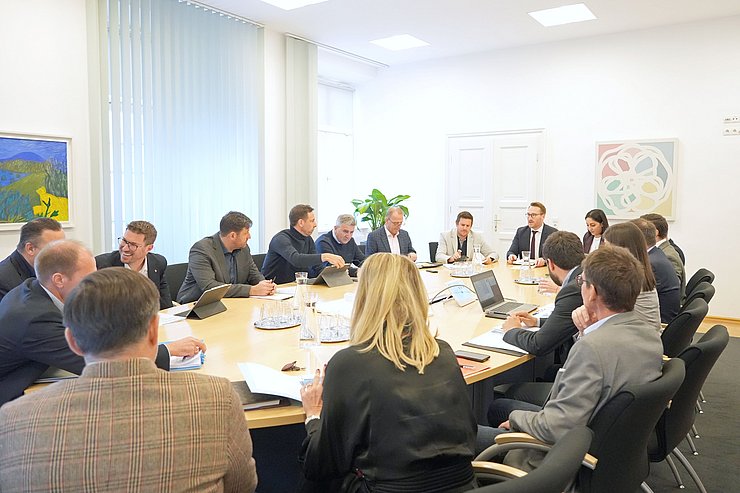 © Land Tirol/Dominik Tisch mit Menschen darum sitzend