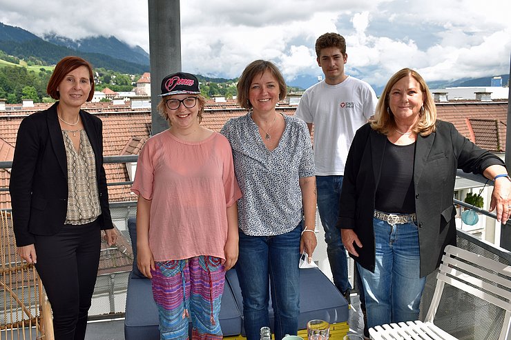 © Land Tirol/Reichkendler Besuch einer Wohngemeinschaft des Tiroler Vereins Integriertes Wohnen IWO: Landesrätin Gabriele Fischer, WG-Bewohnerin Anna Girstmair, WG-Koordinatorin Daniela Weißbacher, WG-Bewohner Matthias Tamegger und IWO-Geschäftsführerin Gabriela Ebner-Rangger.