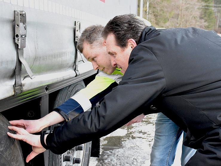 © Land Tirol/Knabl Zumtobel und ein Techniker bei einem LKW