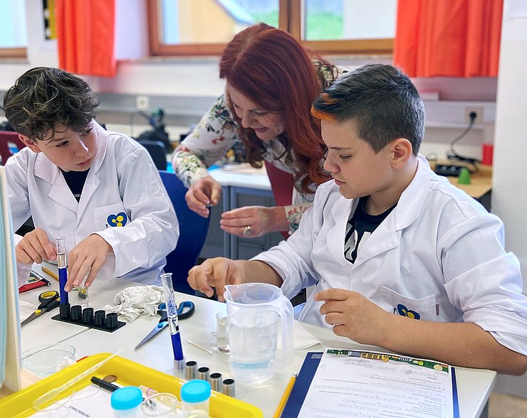 © Land Tirol Landesrätin Hagele gemeinsam mit Schülern im MINT-Lab.