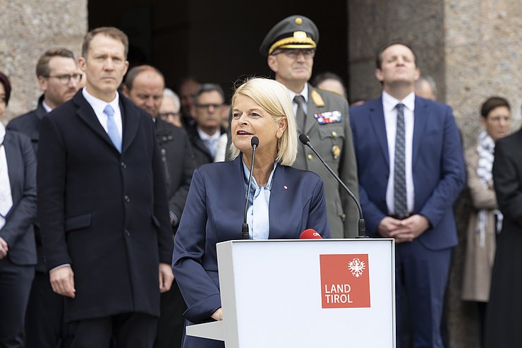 © Land Tirol/Die Fotografen „Der Staatsvertrag war das Tor zur österreichischen Freiheit. Er steht sinnbildlich für ein demokratisches Österreich, das aus den Trümmern des Krieges gewachsen ist“, verlautbart Verteidigungsministerin Klaudia Tanner.