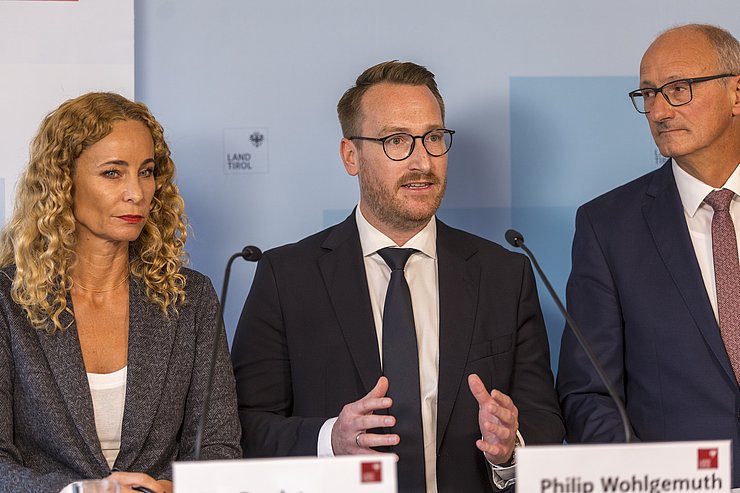 Mehrere Menschen geben eine Pressekonferenz.