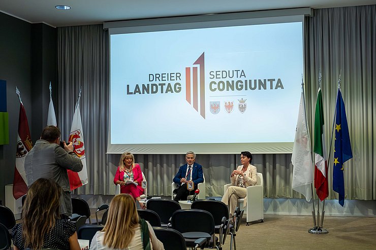 © Tiroler Landtag/Christanell (v.li.) LTPin Mattei, LTP Ledl-Rossmann und LTP Walter Kaswalder zogen abschließend bei einer Pressekonferenz Bilanz.