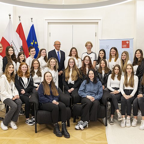 Gruppenfoto des Landeshauptmannes gemeinsam mit den SchülerInnen