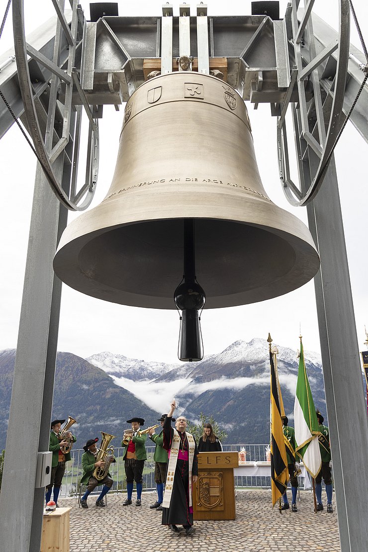 © Land Tirol/Die Fotografen Segnung der Glocke durch Bischof Hermann Glettler