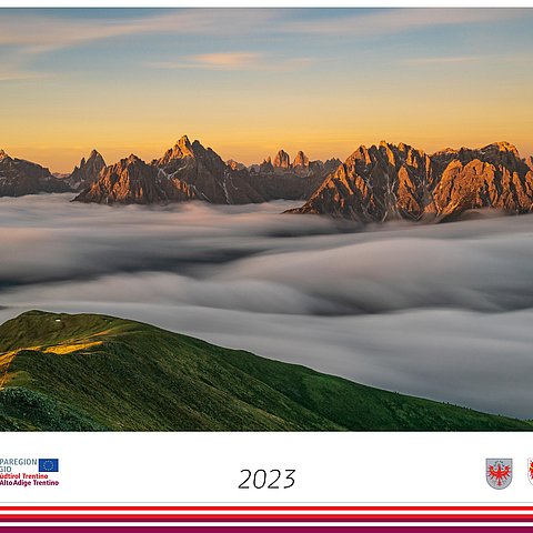 Deckblatt des Euregio-Kalenders 2023: Zu sehen ist eine Berglandschaft mit Nebelschwaden