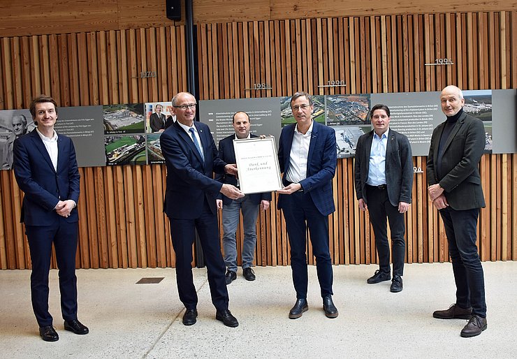 © Land Tirol/Pichler Landesrat Anton Mattle mit den geehrten Vertretern der Fritz Egger GmbH & Co. OG.