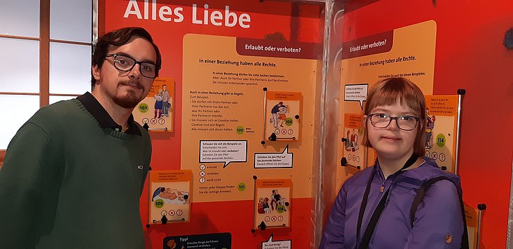 © Land Tirol/Innerkofler Jugendliche bei der Ausstellung