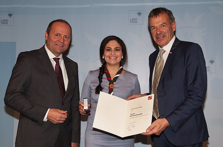 LHStv Josef Geisler, Sarah-Anna Awad und Bürgermeister Georg Willi.