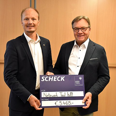 Platter und Anzengruber mit übergoßem Scheck in der Hand