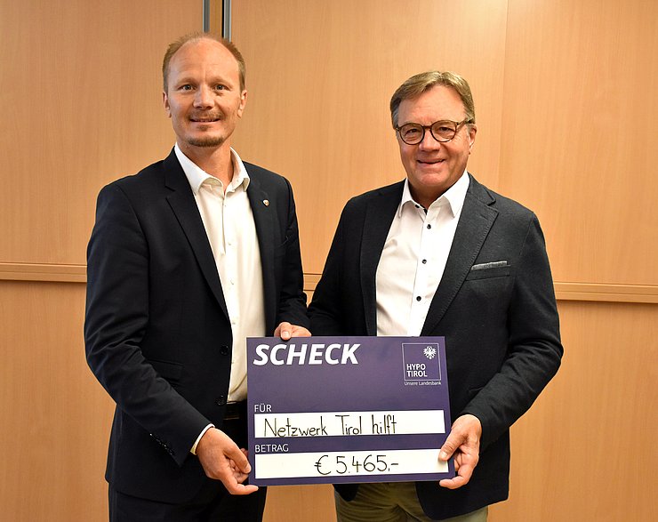 Platter und Anzengruber mit übergoßem Scheck in der Hand