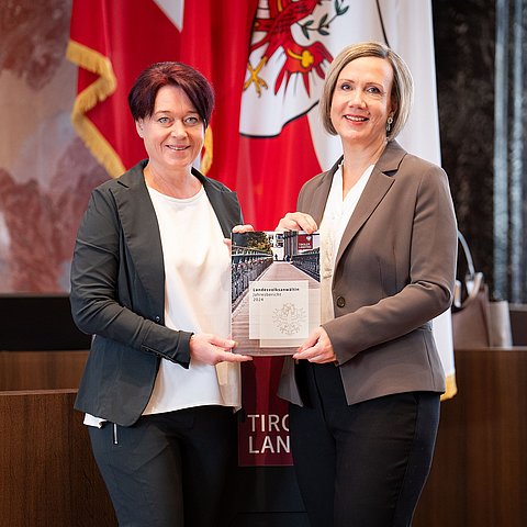 Landtagspräsidentin Sonja Ledl-Rossmann (li.) und Landesvolksanwältin Doris Winkler-Hofer mit dem Jahresbericht 2024