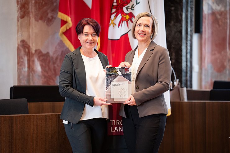 Landtagspräsidentin Sonja Ledl-Rossmann (li.) und Landesvolksanwältin Doris Winkler-Hofer mit dem Jahresbericht 2024