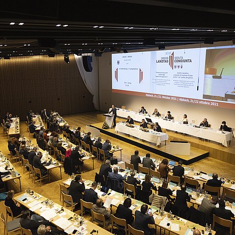 106 Abgeordnete aus Tirol, Südtirol und Trentino versammeln sich am 21. und 22. Oktober 2021 zum Dreier-Landtag in Alpbach.