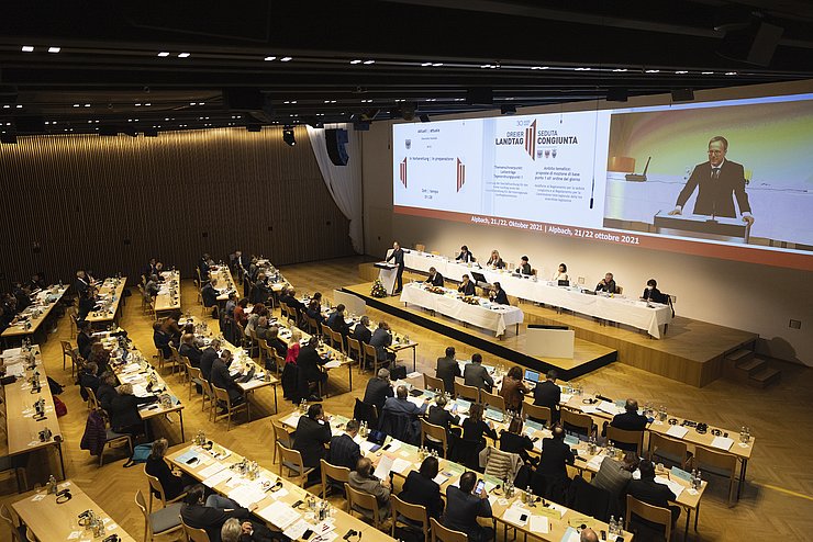 © Tiroler Landtag/Sedlak Der letzte Dreier-Landtag in Tirol fand im Oktober 2021 im Congress Centrum Alpbach statt.
