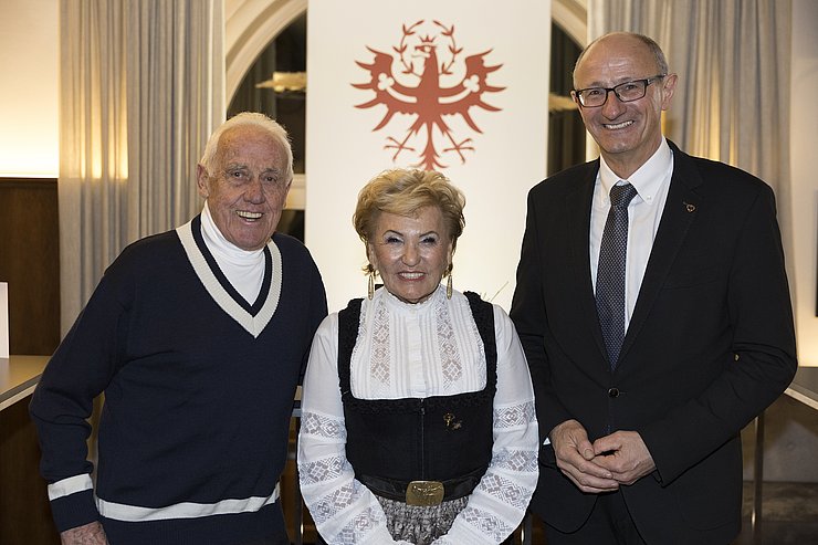 © Land Tirol/Sedlak LH Anton Mattle mit Skilegende Ernst Hinterseer und Rosi Schipflinger von "Rosis Sonnbergstuben".