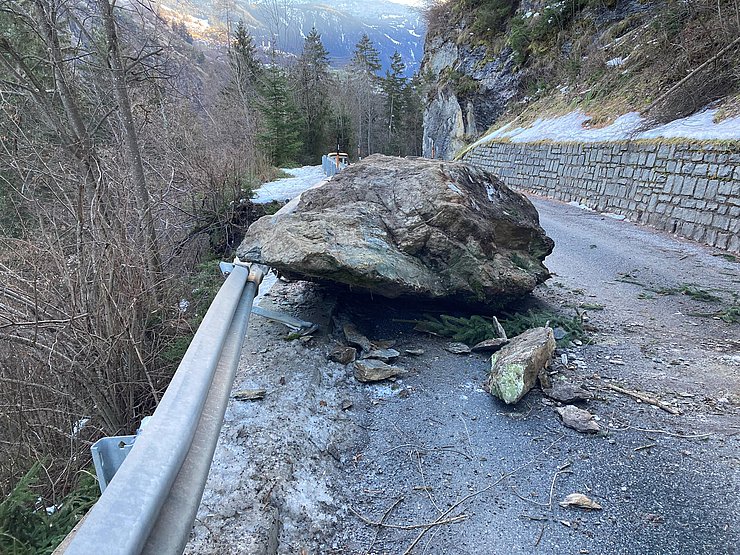 Nahaufnahme des Felsens, der auf die Straße gestürzt ist