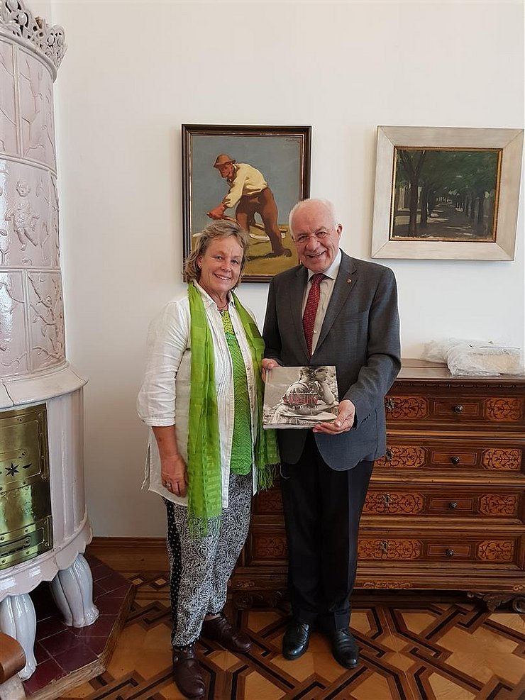 © Landtagsdirektion– Abdruck honorarfrei Die Buchautourin Irmtraud Hubatschek mit Landtagspräsident Herwig van Staa