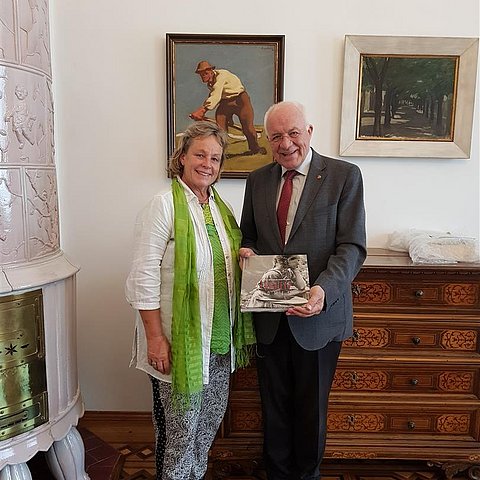 Die Buchautourin Irmtraud Hubatschek mit Landtagspräsident Herwig van Staa